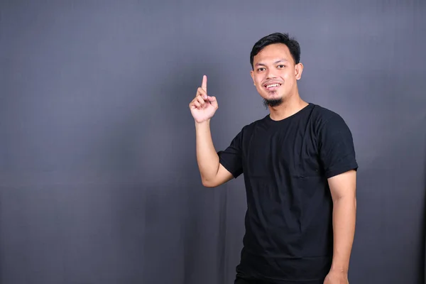 Potret Seorang Pemuda Asia Yang Bahagia Dengan Kaos Hitam Menunjukkan — Stok Foto