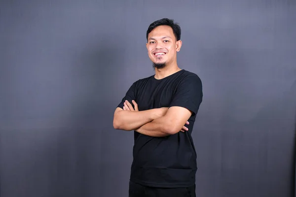 Sonriente Guapo Asiático Hombre Negro Camiseta Pie Con Brazos Cruzados — Foto de Stock