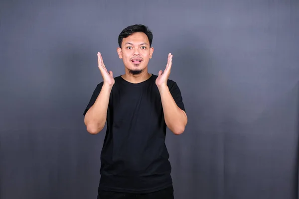 Şaşırtıcı Genç Asyalı Adam Hayret Verici Bir Ifadeyle Kameraya Bakıyor — Stok fotoğraf
