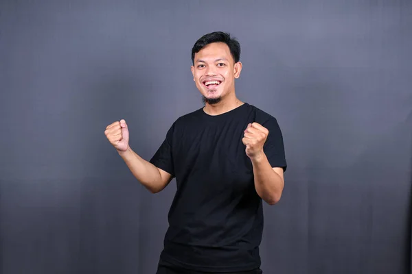 Fantastisk Upphetsad Ung Asiatisk Man Tittar Kameran Med Wow Ansikte — Stockfoto