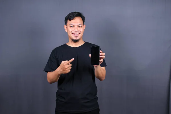 Retrato Jovem Asiático Homem Vestindo Preto Shirt Isolado Sobre Fundo — Fotografia de Stock