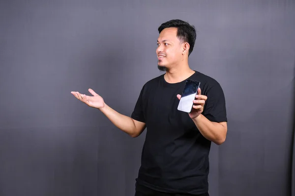 Cep Telefonu Tutan Çekici Asyalı Adamın Fotoğrafı Siyah Tişört Giy — Stok fotoğraf