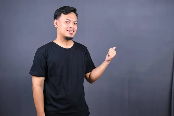Retrato Joven Asiático Feliz Camiseta Negra Apuntando Con Los Dedos — Foto de Stock