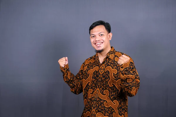 Porträtt Ung Asiatisk Kille Batik Poserar Isolerad Grå Bakgrund — Stockfoto