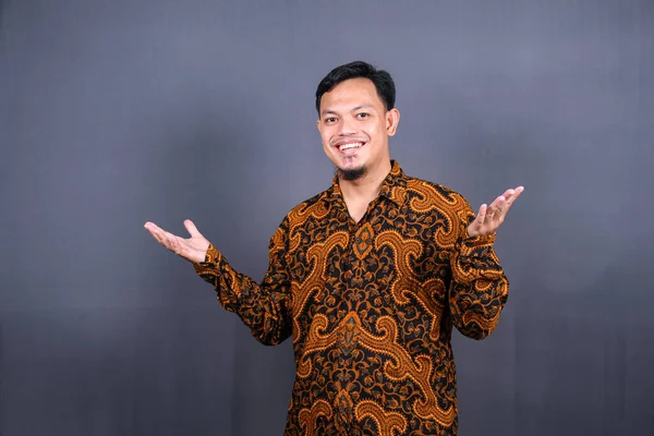 Retrato Joven Asiático Chico Batik Posando Aislado Sobre Gris Fondo —  Fotos de Stock