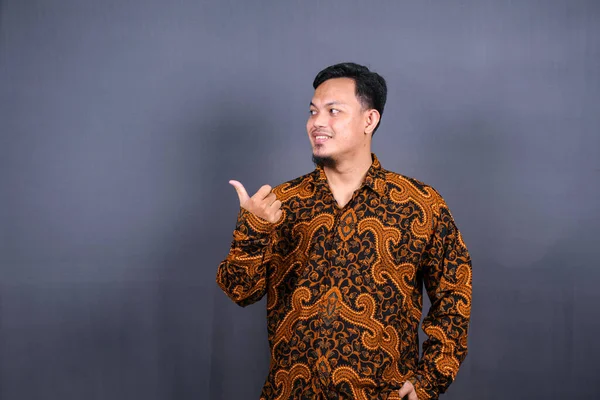 Портрет Щасливого Молодого Чоловіка Батік Індонезії Який Вказує Пальці Подалі — стокове фото
