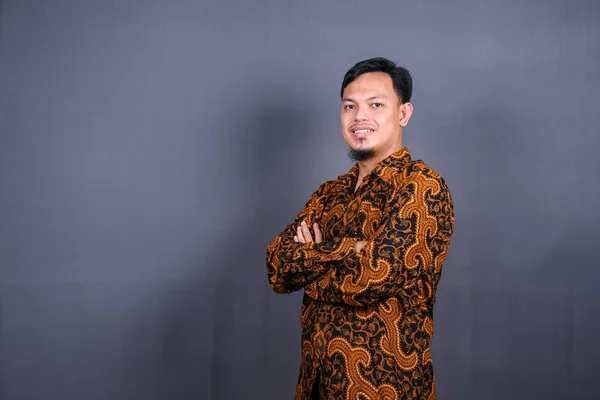 Retrato Atractivo Joven Asiático Batik Indonesia Pie Con Brazos Cruzados —  Fotos de Stock