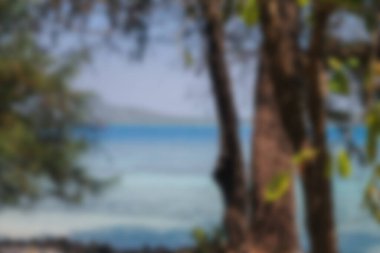 Bulanık arka plan, güneş ışığı dalgası soyut arkaplanı olan tropikal plajı görmek. Seyahat kavramı.