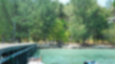 Bulanık arka plan, güneş ışığı dalgası soyut arkaplanı olan tropikal plajı görmek. Seyahat kavramı.