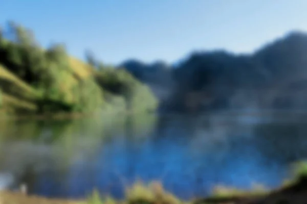 半山区拉努昆布罗湖的朦胧景色 夏天的背景 绿色自然的概念 — 图库照片