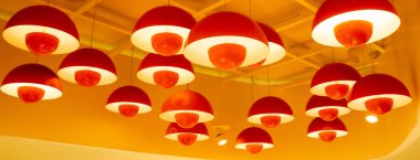 Tavanda turuncu lambalar