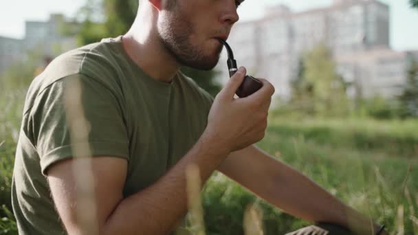 Homem Está Fumando Cachimbo Soprando Uma Nuvem Fumo — Vídeo de Stock