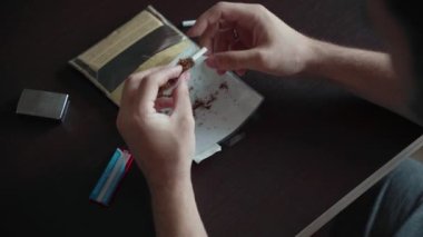 Kendi kendine sarılmış sigara yapma süreci