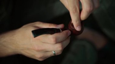 Ahşap bir boruyu tütünle doldurmak