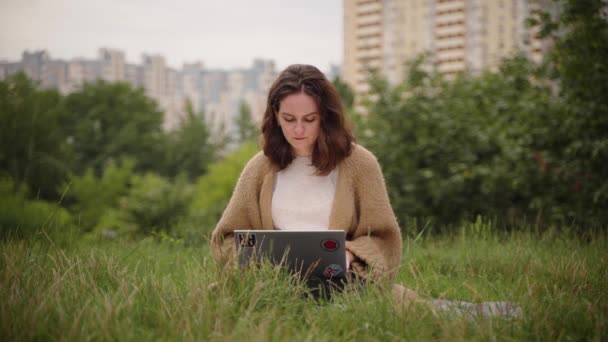 Молодая Женщина Работает Ноутбуке Парке — стоковое видео