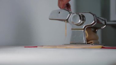 Hamur kalıbı kullanarak ev yapımı erişteler için hamur rulosu yapmak.