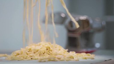 Ev yapımı erişte yapım süreci