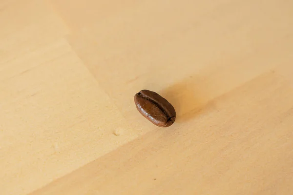木製の背景にローストコーヒー豆のクローズアップ 高品質の写真 — ストック写真