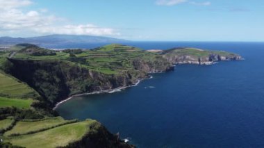 Okyanus dalgalarının Azores adalarındaki Sao Miguel adasındaki kayalara çarpan insansız hava aracı görüntüleri. Yüksek kalite 4K görüntü