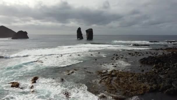 Drone Cinematografico Onde Oceaniche Che Infrangono Rocce Sulle Isole Azzorre — Video Stock