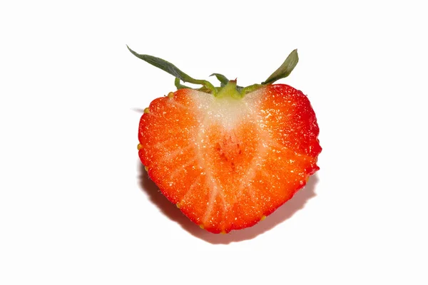 鲜美的半切碎草莓 背景白色 高质量的照片 — 图库照片