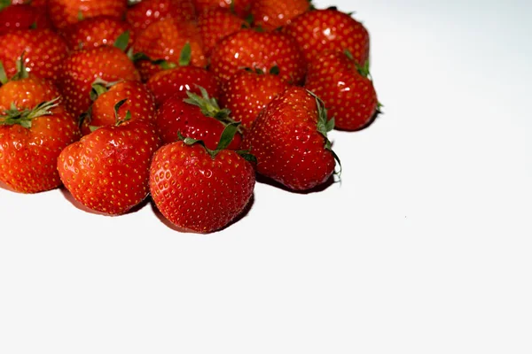 Frische Rote Schöne Erdbeeren Auf Weißem Hintergrund Isoliertes Foto Hoher — Stockfoto