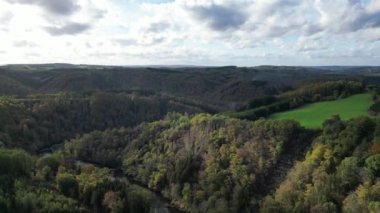 Belçika Ardennes 'te orman ve nehir havası. Dağ nehri. Canion Nehri. İnsansız hava aracı videosu. Yüksek kalite 4K görüntü
