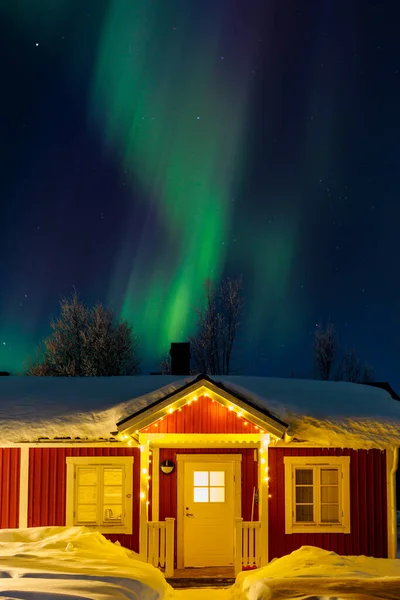 Északi Fények Felett Egy Ház Svédországban — Stock Fotó