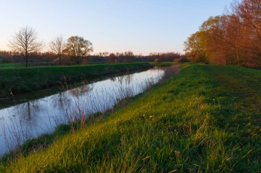 Günbatımından hemen önce Belçika 'da bir bahar günü.