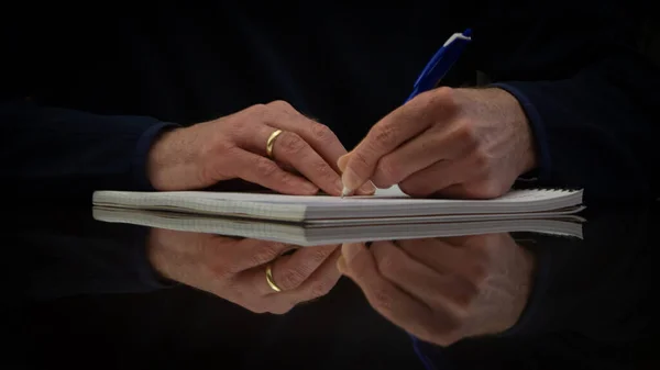 Manos Escribiendo Cuaderno —  Fotos de Stock