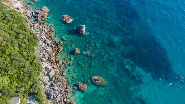 Vista Aérea Mar Azul Bonito Rochas Vegetação Exuberante — Fotografia de Stock