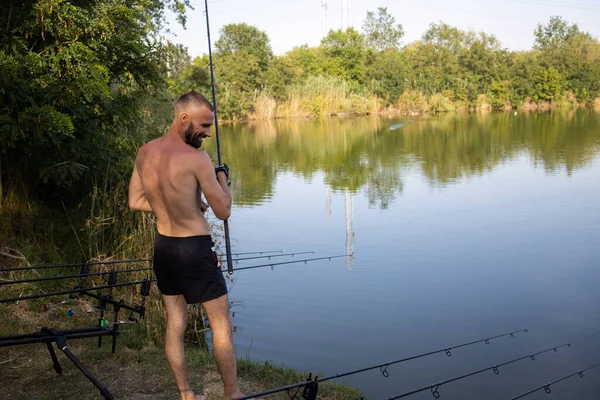 Lächelnder Fischer Der Hemdlos Vor Dem See Steht Die Angelrute — Stockfoto