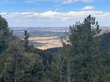 Colorado 'daki evimi göstermek için bir dağın tepesindeyim..