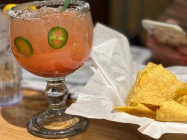 Bir müşteriyle öğle yemeği yedik ve margarita, cips ve salsa yedik..