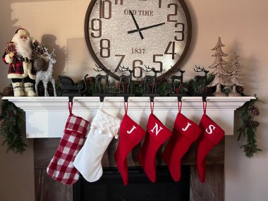 Colorado 'da Noel zamanı altı aile çorabı oturma odasındaki şömine rafına asılıydı..