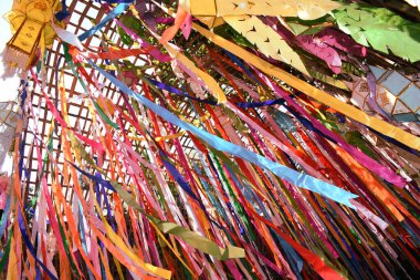 Dışarıda asılı renkli kurdeleler havada hareket ediyordu.