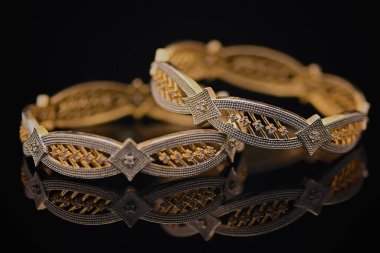 Güzel Çekici Bilezikler. Yapay Elmas Bilezikler. Hint bileziği. Hint Bileklikleri