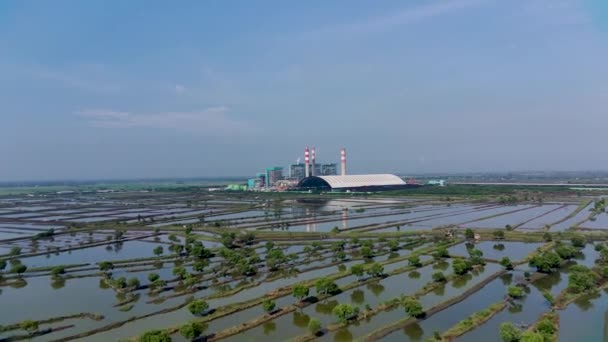 Pemandangan Udara Perusahaan Pembangkit Listrik Tenaga Batubara Dengan Pemandangan Budidaya — Stok Video