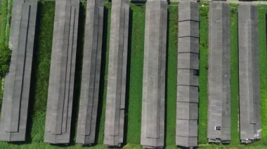 Geniş kırsal hava manzaralı tavuk çiftliği fabrikası 4K video