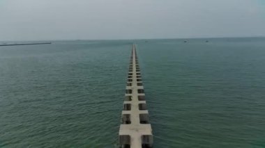 Kömür nakliye iskelesi, gemi nakliye iskelesi, fener ışığı, hava manzarası.