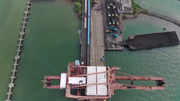 중장비를 굴착기들 선박에서 회사들을 바다로 석탄을 운반하고 공중에서 — 비디오