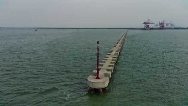 Kohleschleppen Barge Port Dock Schiffstransitdock Leuchtfeuer Licht Luftaufnahme — Stockvideo