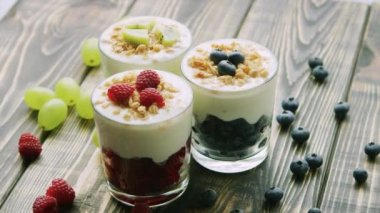 Granola ve böğürtlenli sağlıklı kahvaltı