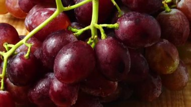 beyaz zemin üzerine kırmızı ve Yeşil üzüm