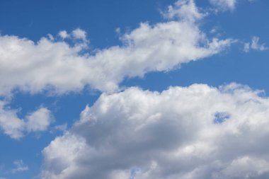 Mavi gökyüzünde güzel beyaz bulutlar