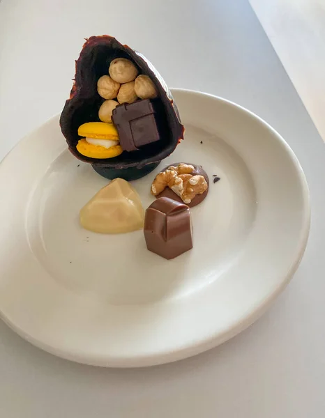 Handgemaakte Chocolade Snoepjes Een Witte Plaat — Stockfoto