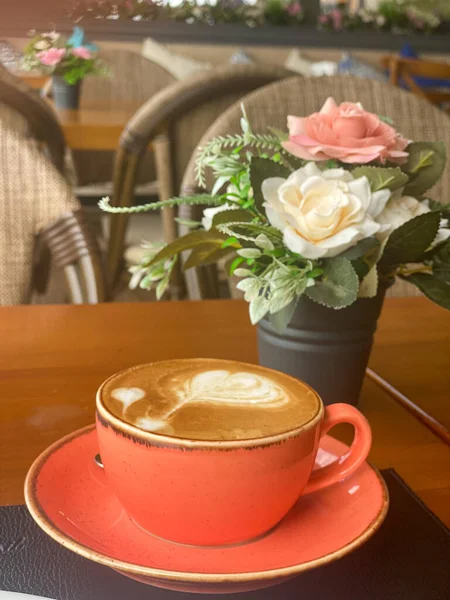 Xícara Vermelha Cappuccino Com Buquê Flores — Fotografia de Stock