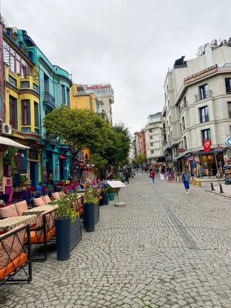 Renkli evleri olan güzel İstanbul caddesi