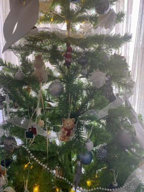 güzel oyuncaklar Noel ağacı üzerinde