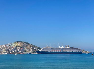 Kusadasi şehrinde yolcu gemisi